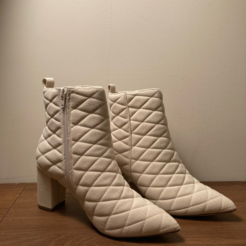 Cream White Quilted Booties New 7.5 size
